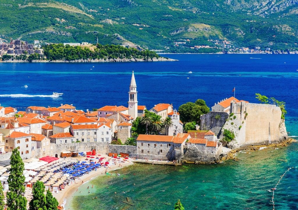 Gizli Koylar, Canlı Sokaklar: Budva’da Sürprizlerle Dolu Bir Tatil Seni Bekliyor